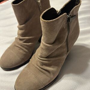 White Mountain Tan Suede Ankle Boots. Size 7/12 they are practically new